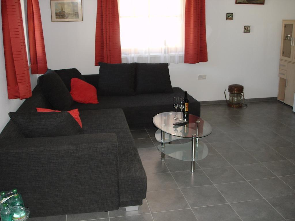 Apartamento Haus Telisia Klösterle Habitación foto